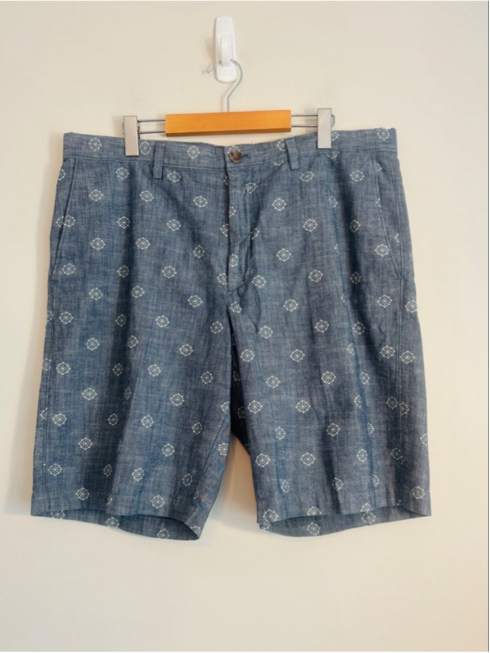 Banana Republic Flat Front Cotton Chambray Chino Shorts. Linen Look. Mens 36
